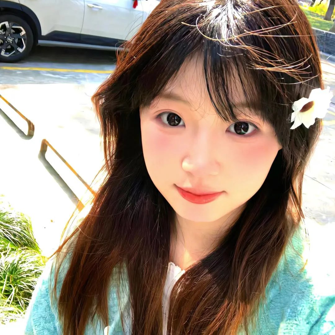 抽象画中的越南少女